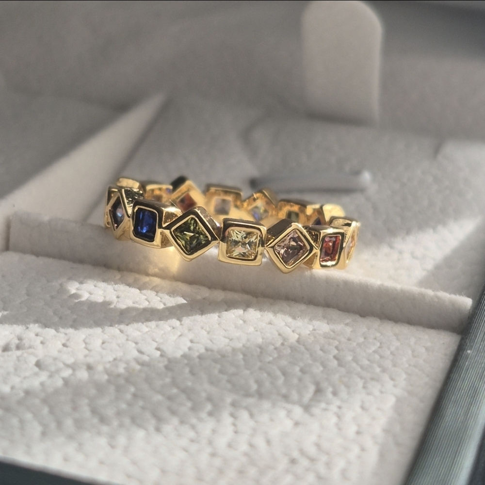 Elegant Gold Ring Size 7 - Picture 2 of 5